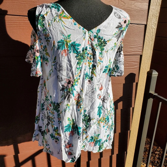 a.n.a. Women's Cold Shoulder Top Size Medium White Floral V-Neck Short Sleeve - Picture 12 of 13